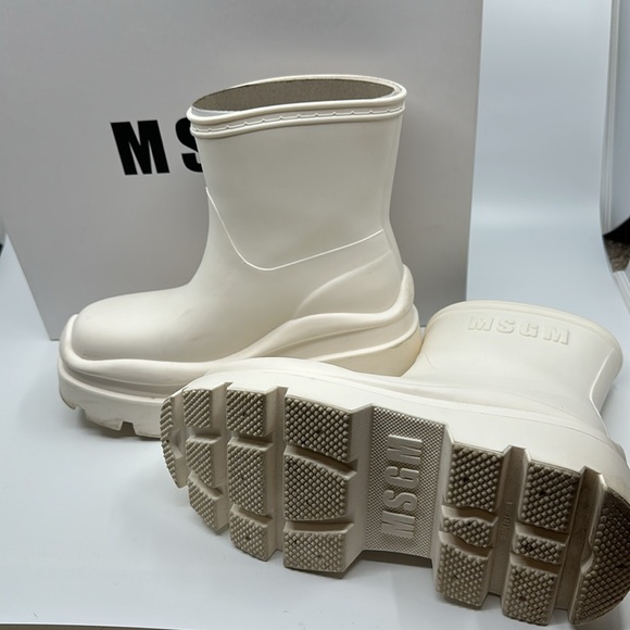 In box MSGM white rubber Carrarma boots, Sz 35 - Picture 7 of 11